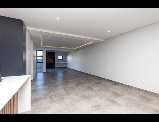 4 BEDROOM FREEHOLD FOR SALE IN SANDOWN